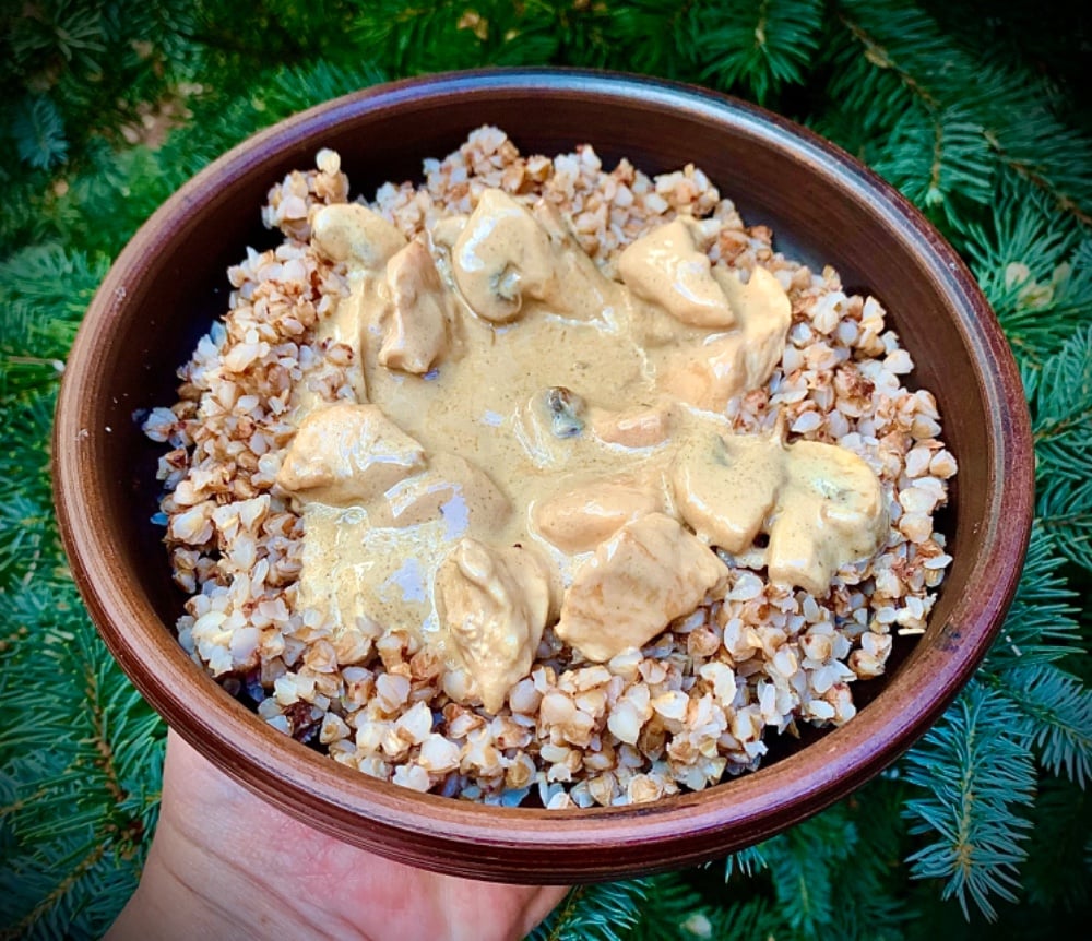 Гречка з куркою та грибами у сметаному соусі