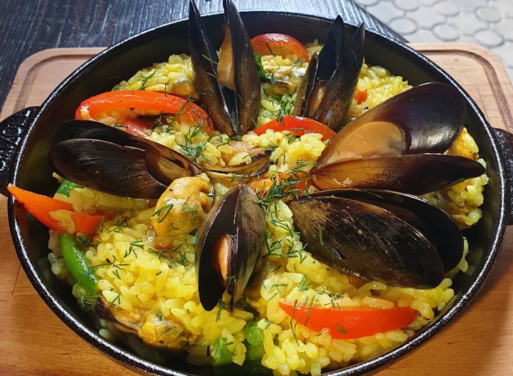 Паелья з мідіями