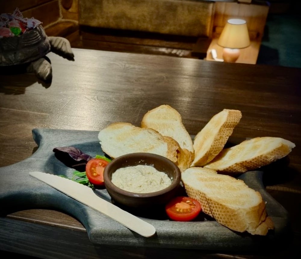 Тости з паштетом із кальмара