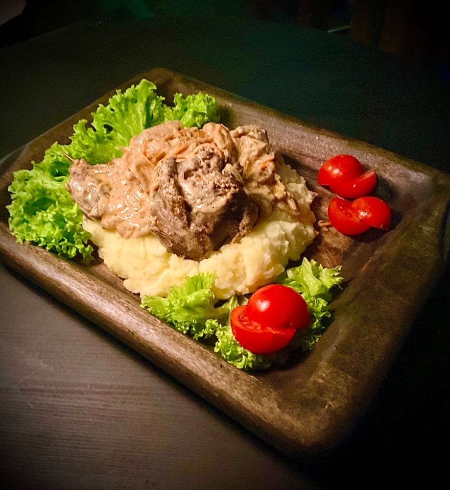 Зайчатина у фірмовому соусі з пюре