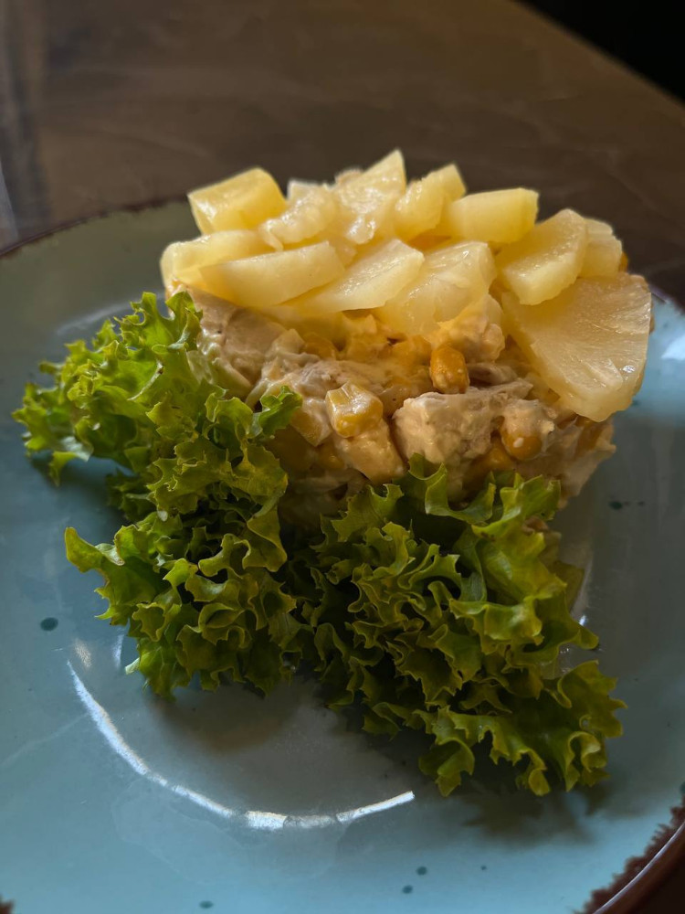 Салат з куркою та ананасом