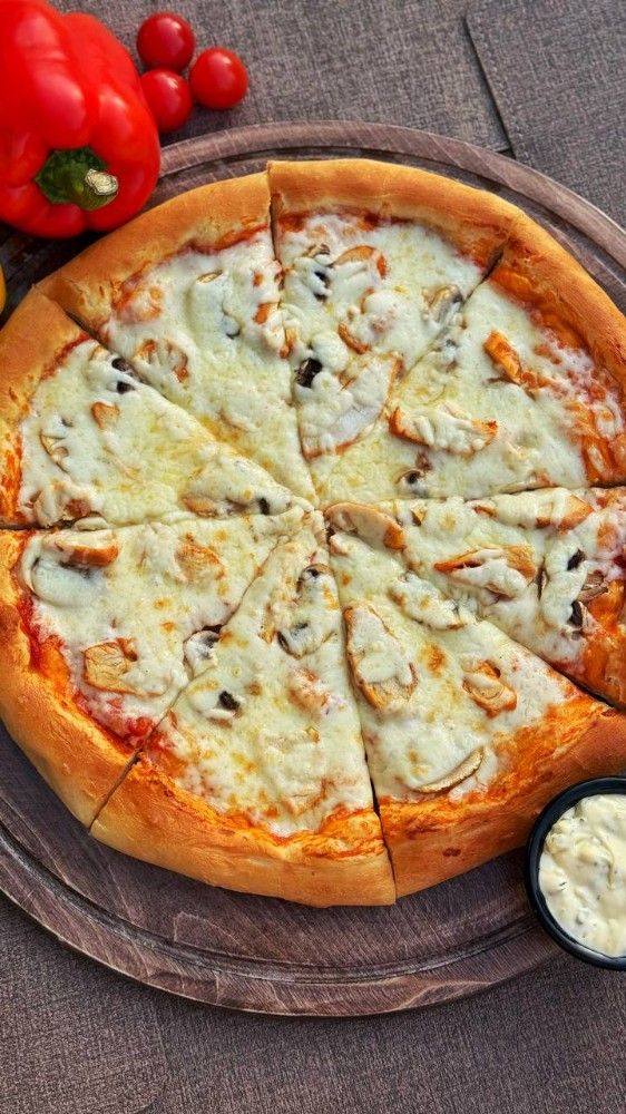 Пицца с курицей и грибами