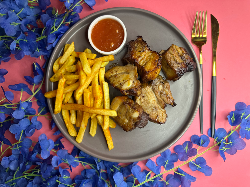 Реберця BBQ зі свинини з кисло-солодким соусом та картоплею фрі  350гр
