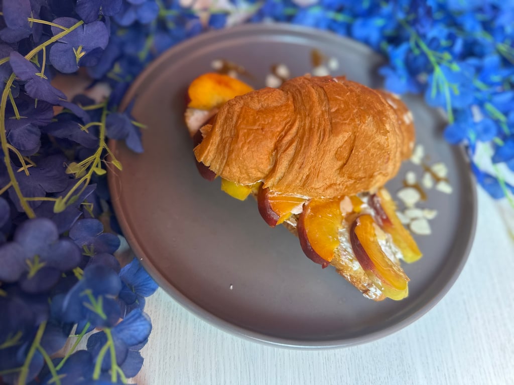 Лимонний круасан з персиком