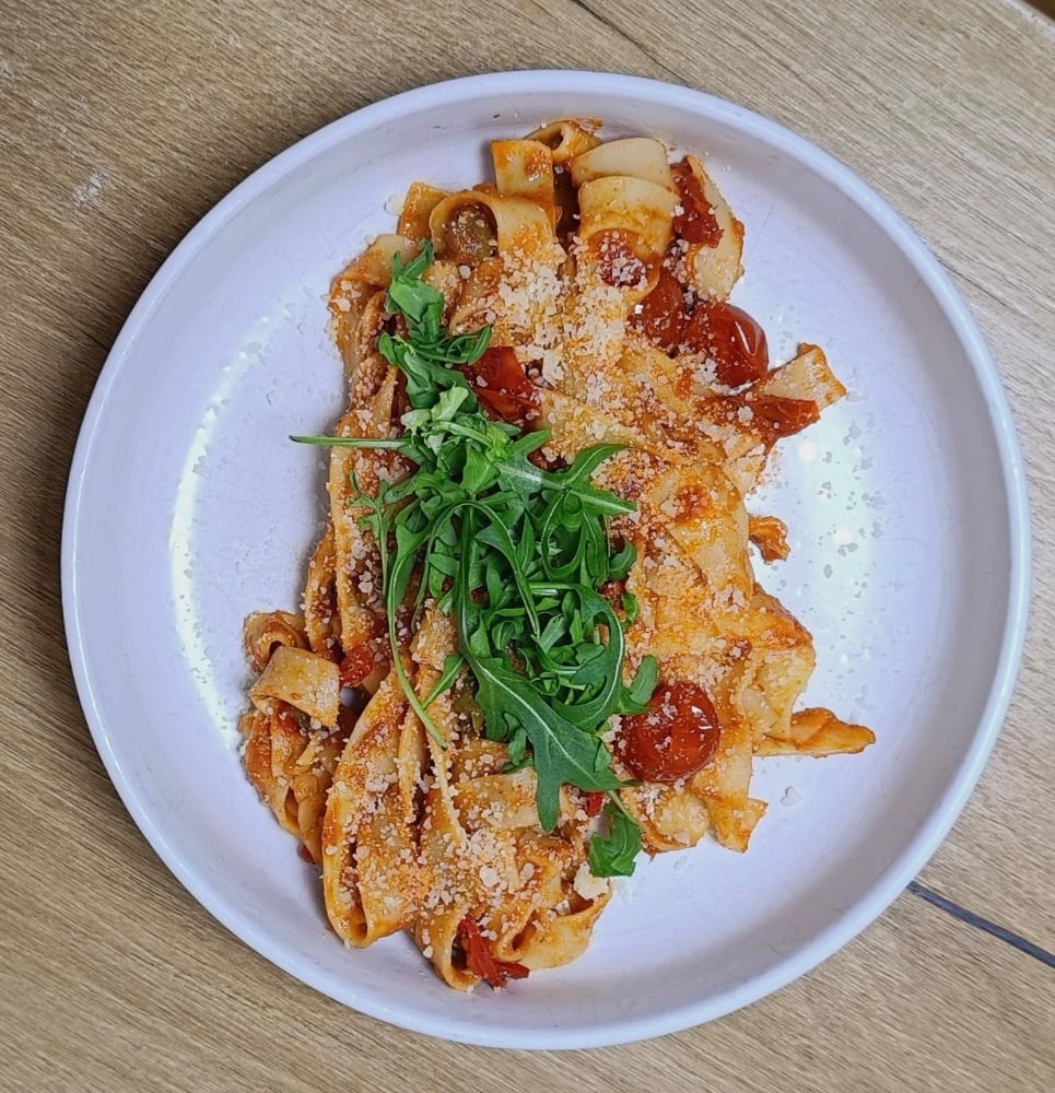 Паста з томатами та анчоусами // Pasta with tomatoes and anchovies