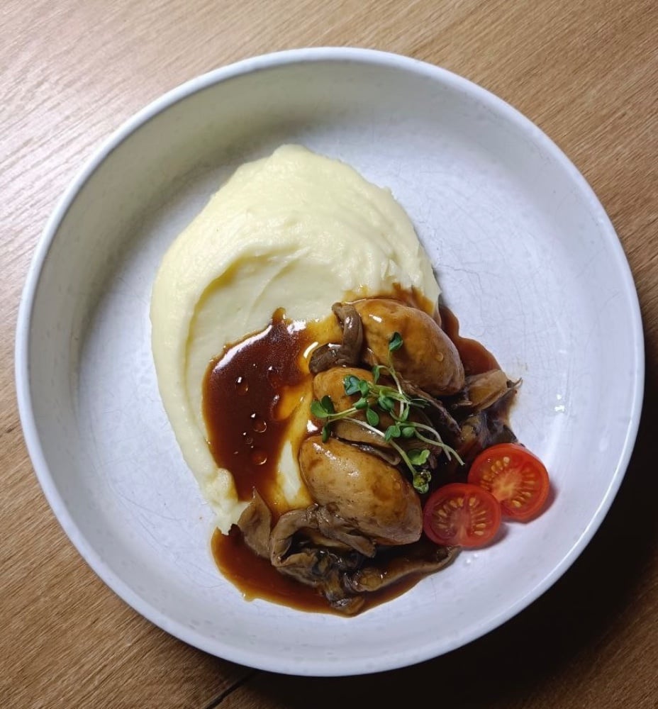 Кнелі курячі з соусом Деміглас та грибами  // Chicken kneles with Demiglas sauce and mushrooms