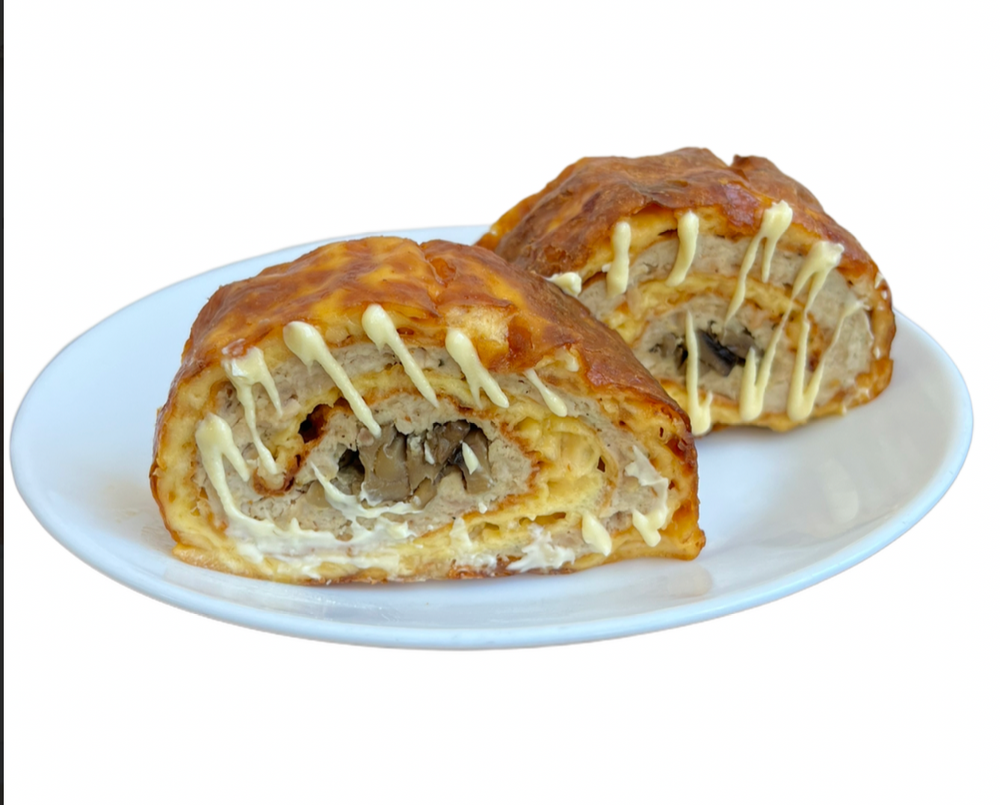 Рулет курячий в сирному омлеті (на замовлення)