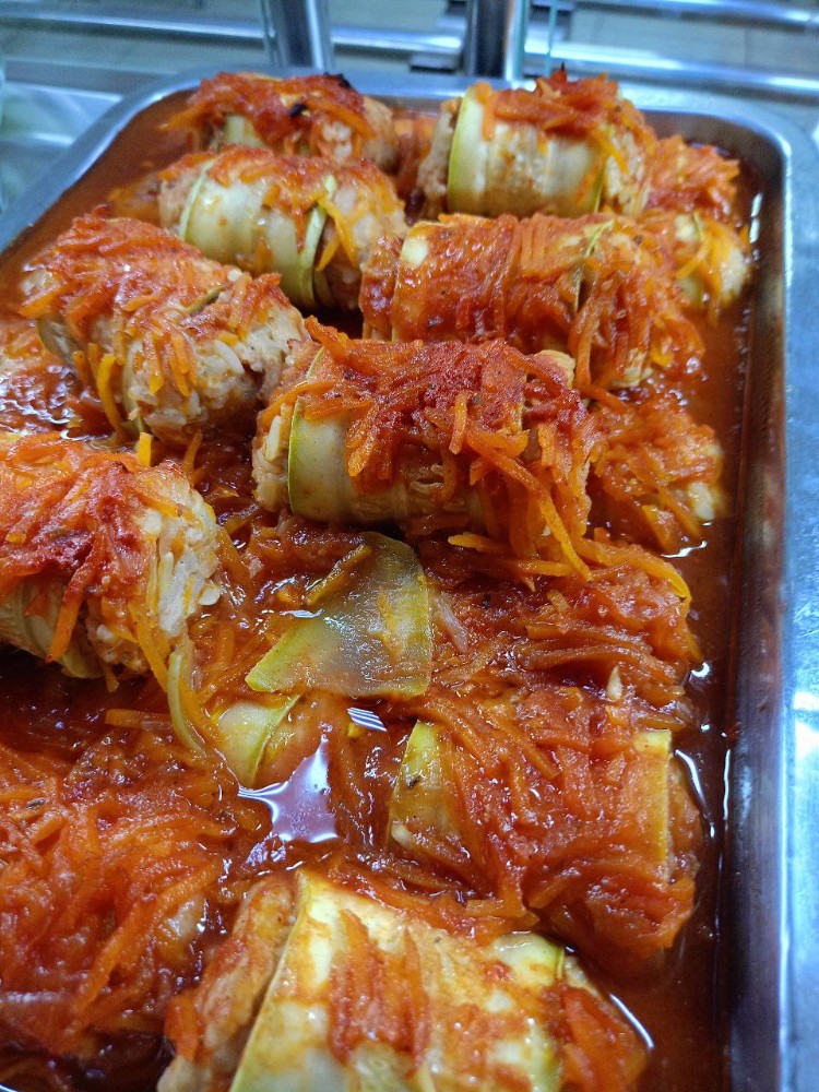 Кабачкові рулети в соусі