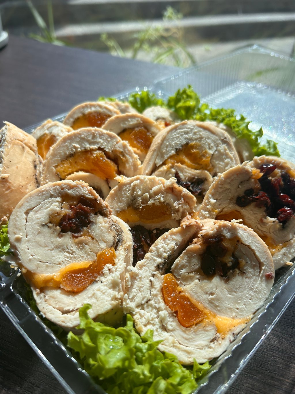 Рулет курячий з курагою та журавлиною