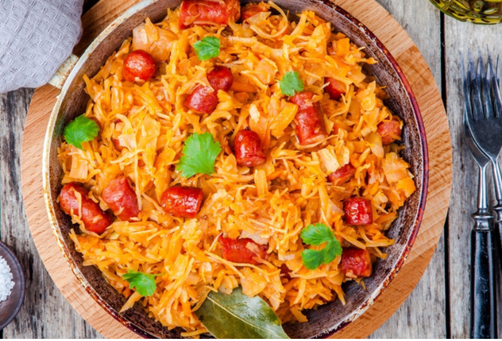 Капуста тушена з ковбасками (достака)