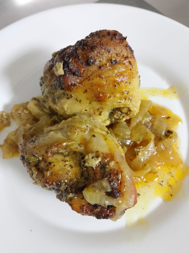 Гомілка запечена з цибулею (достака)