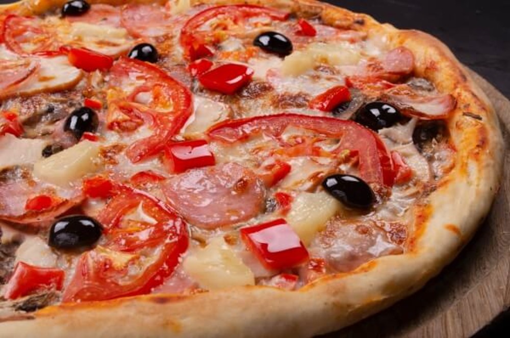 Pizza  "Болгарська"( копченості,томати, перець, маслини)