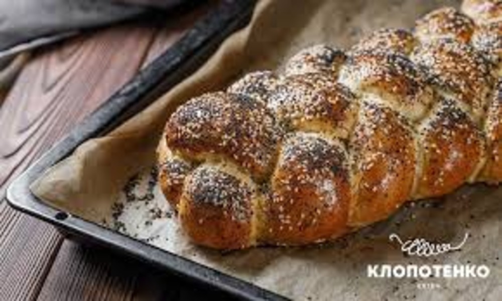 Хала з маком та кунжутом
