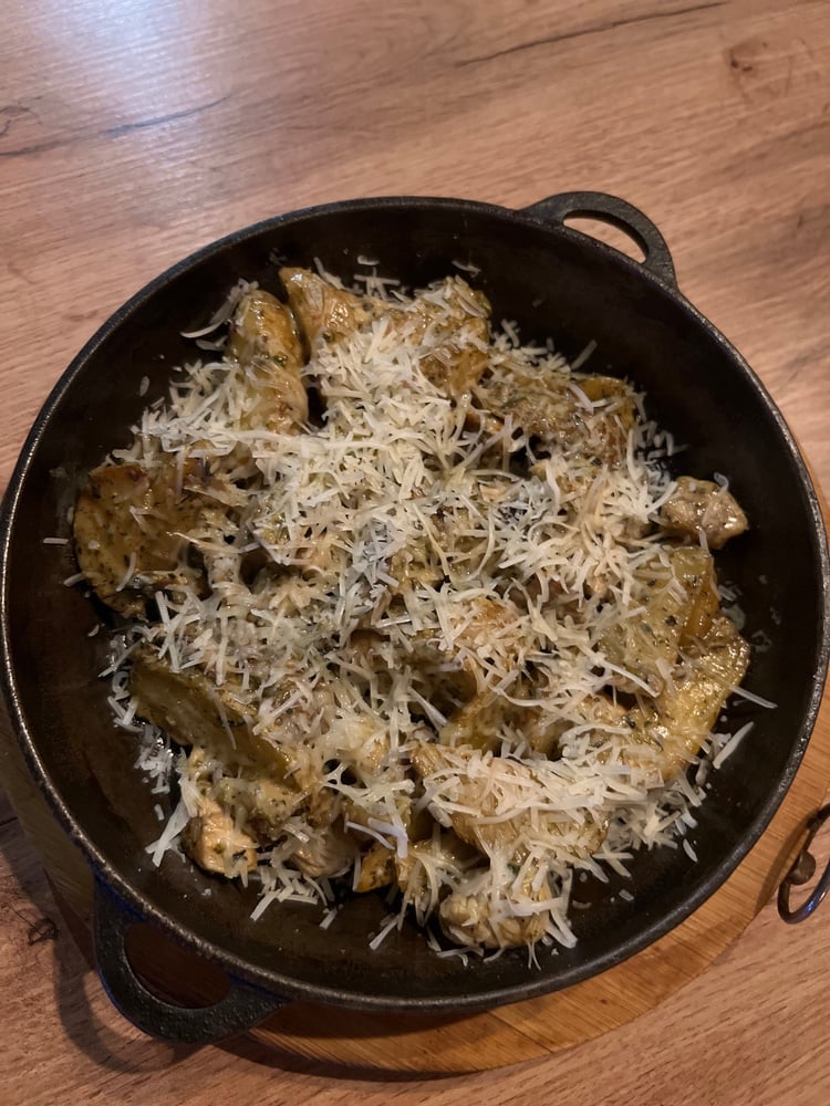 Пательня з куркою та грибами
