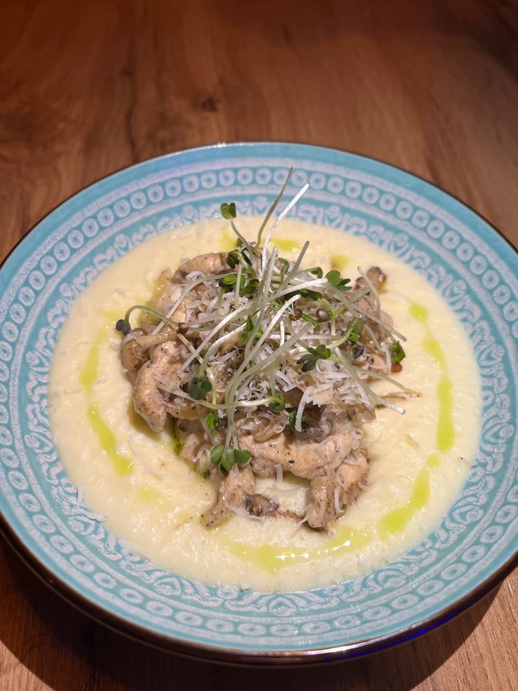 Картопляне пюре з куркою та грибами 