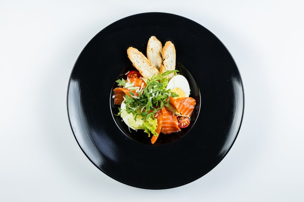 Цезар з копченим лососем 250г.