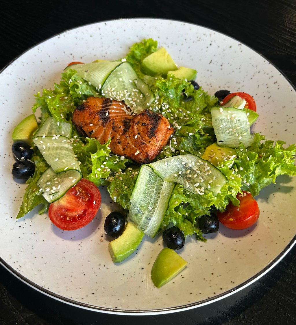 Салат із запеченим лососем / Salad with baked salmon