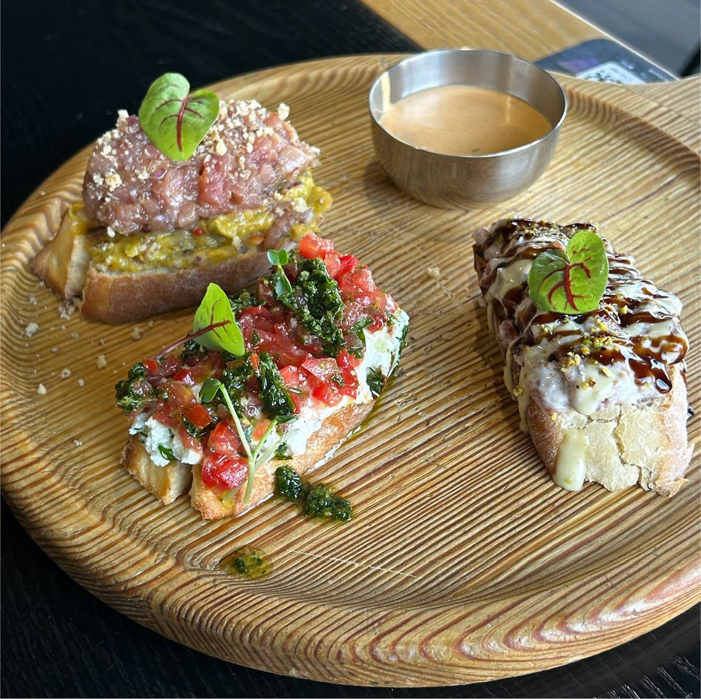 Асорті брускет з телятиною, томатами та тунцем / Assorted bruschetta with veal, tomatoes and tuna