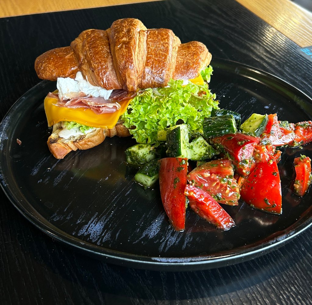 Сніданок з круасаном / Breakfast with a croissant