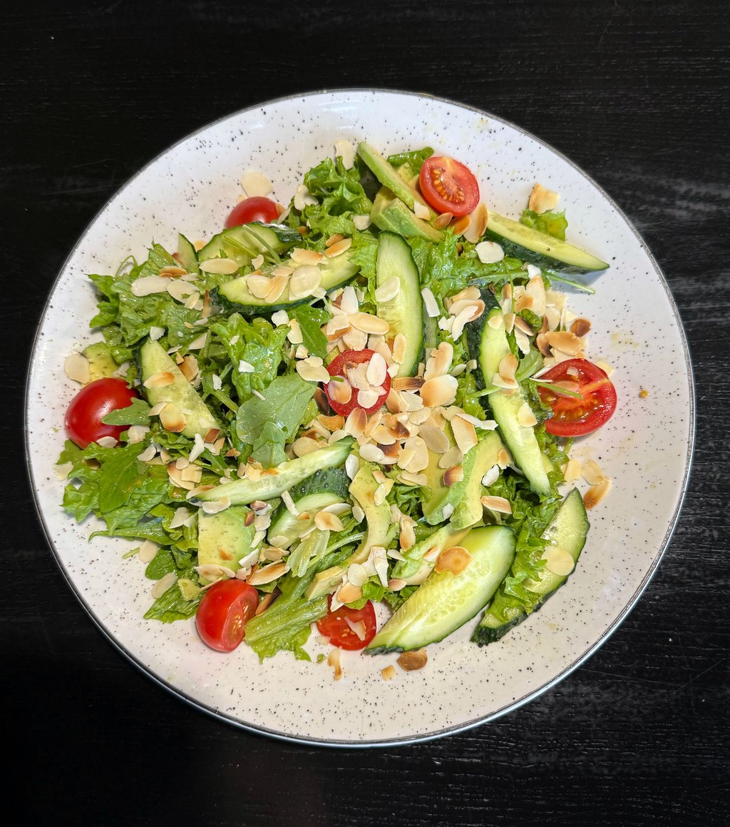 Зелений салат з авокадо та мигдалевими пластівцями / Green salad with avocado and almond flakes