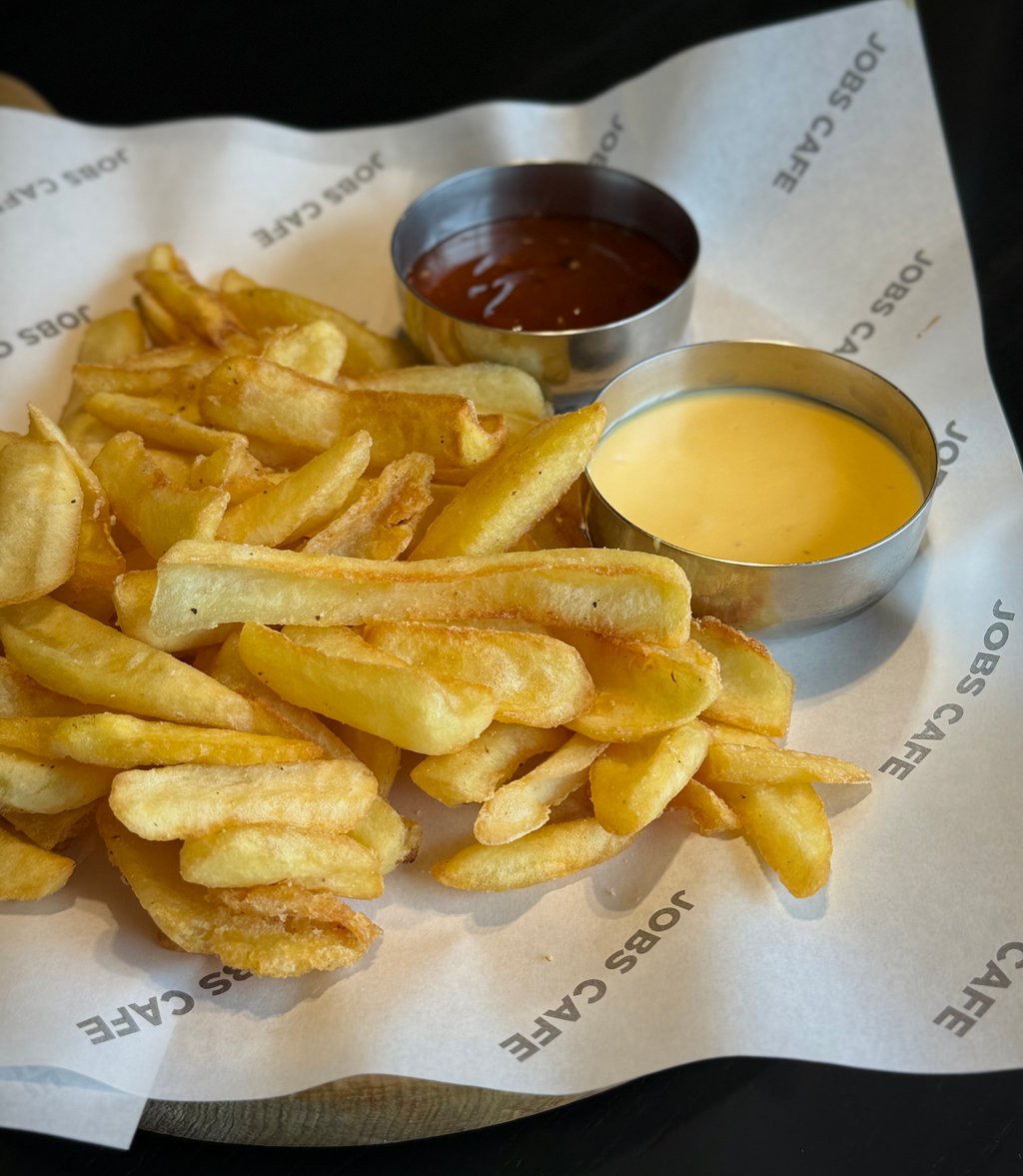 Картопляні діпи з чилі та сирним соусом / King fries with chili and cheese sauce