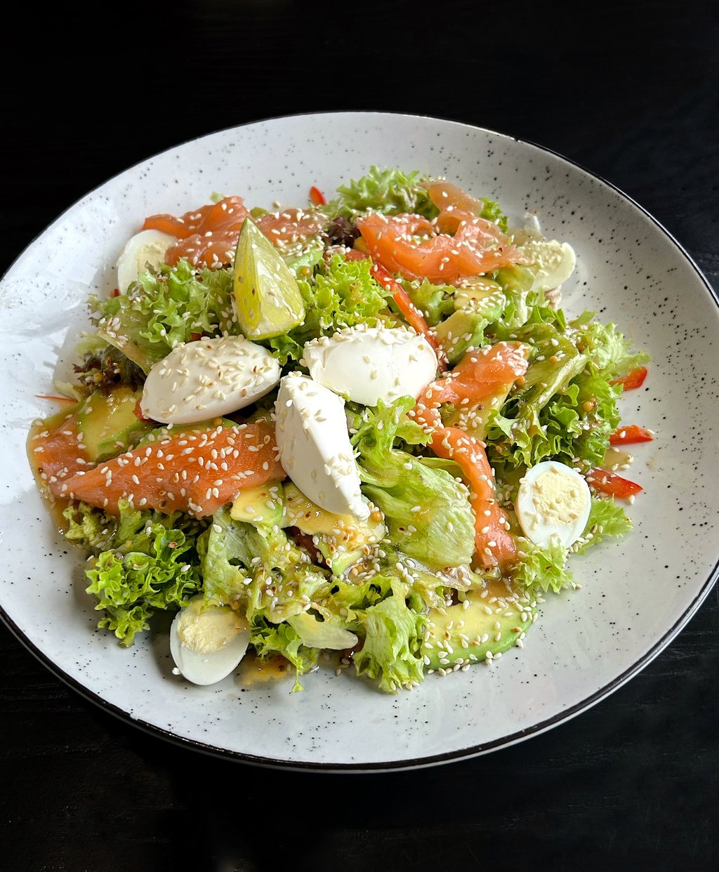 Зелений салат з лососем / Green salad with salmon
