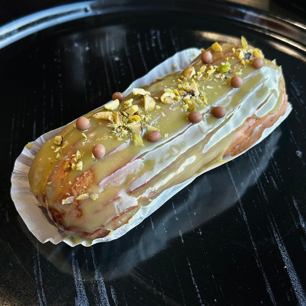 Еклер фісташковий / Pistachio eclair