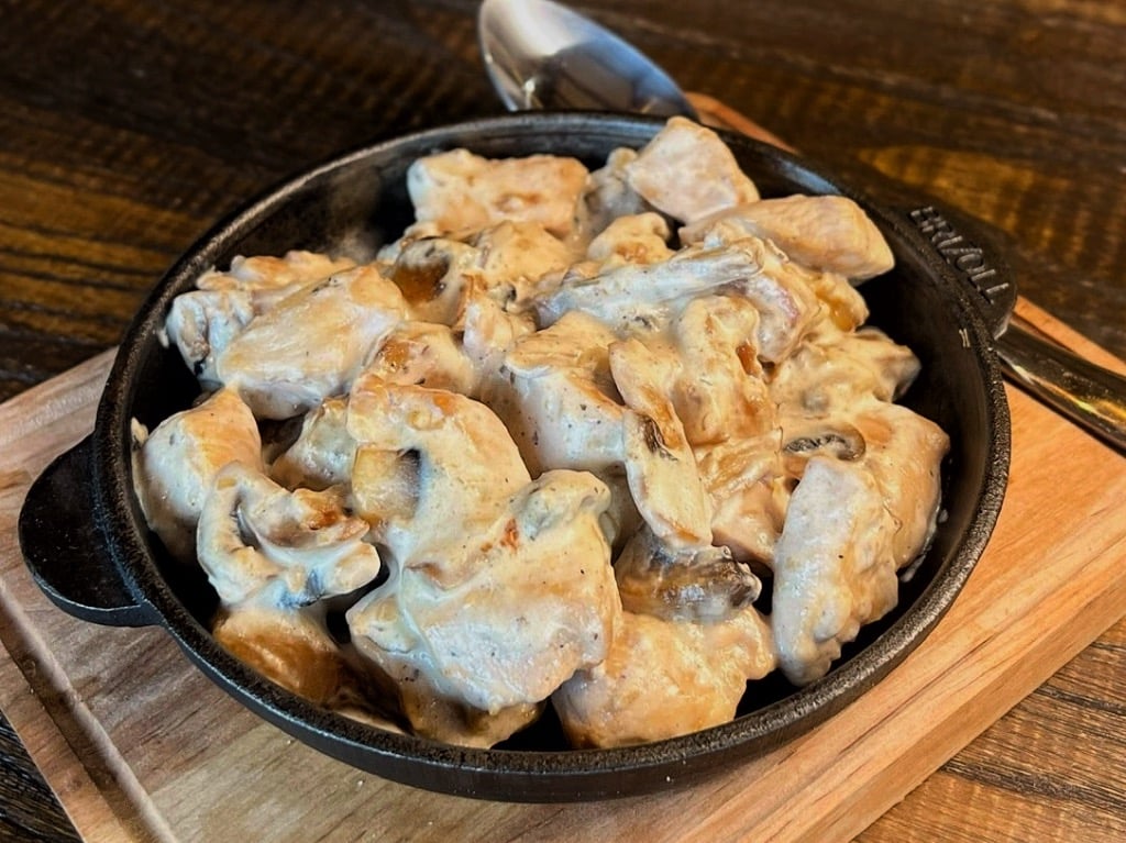 Пательня з куркою та грибами