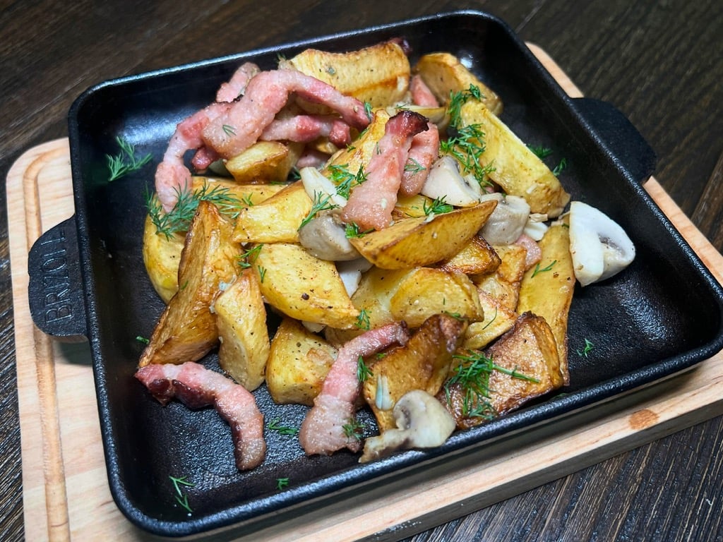 Картопля з беконом та грибами 