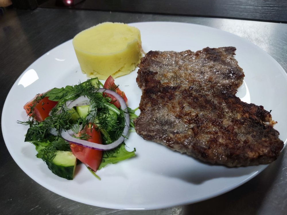 Лангет з яловичини з картопляним пюре 150/150 гр