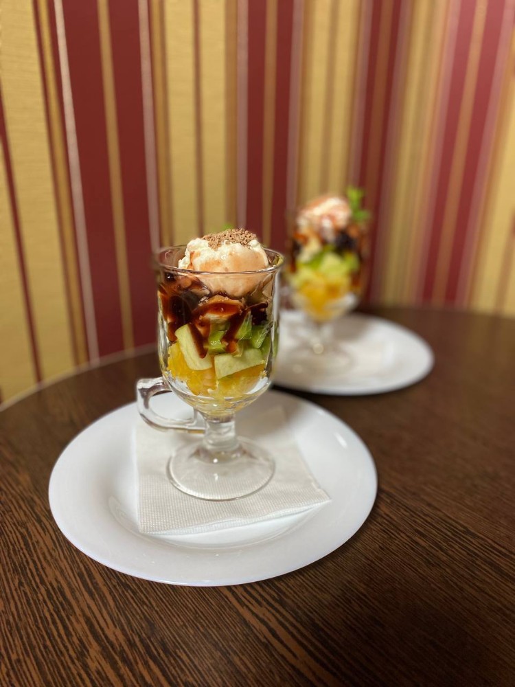 Фруктовий салат з морозивом 100/40г