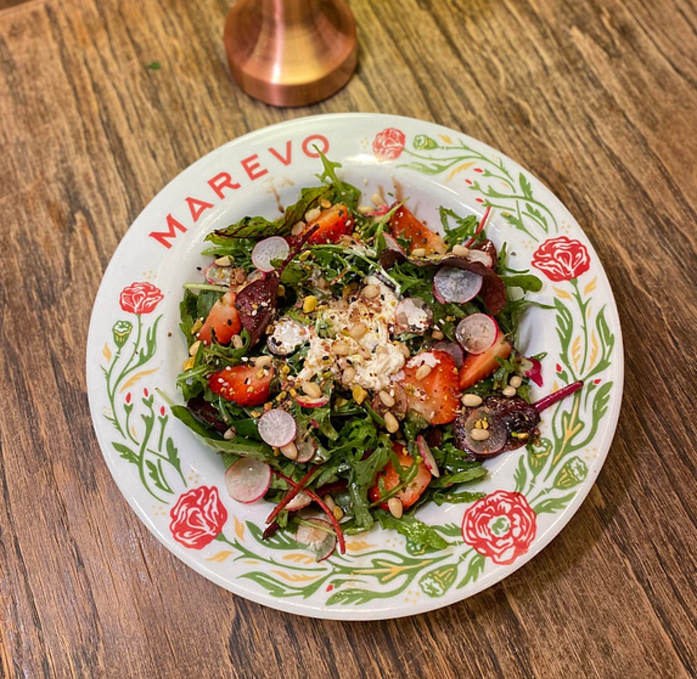 Ensalada Estacional de Bayas con Stracciatella, Pistachos y Piñones