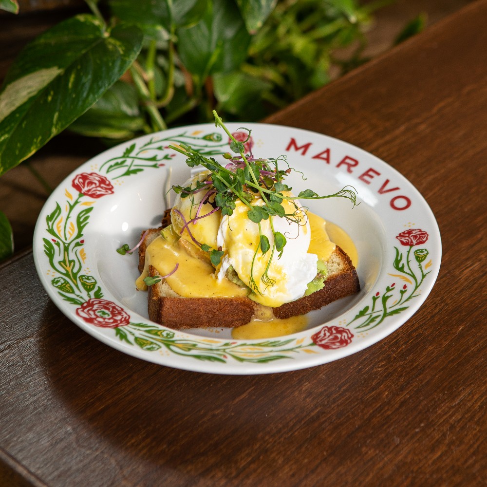 Tostada de Aguacate con Huevos Benedictinos