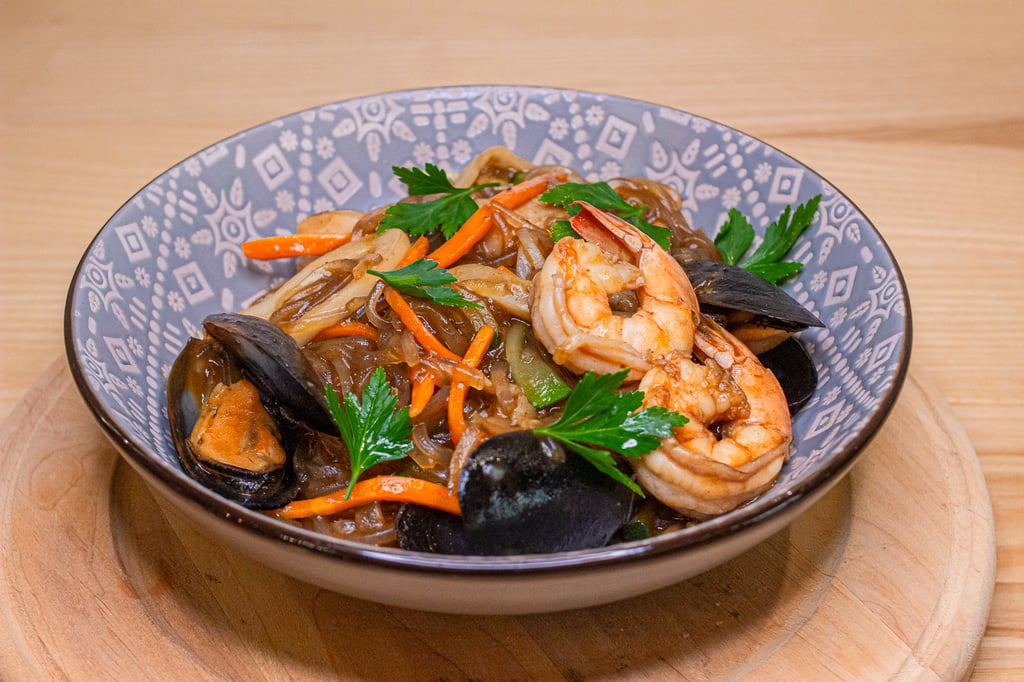 Рисова локшина з морепродуктами (гостре)