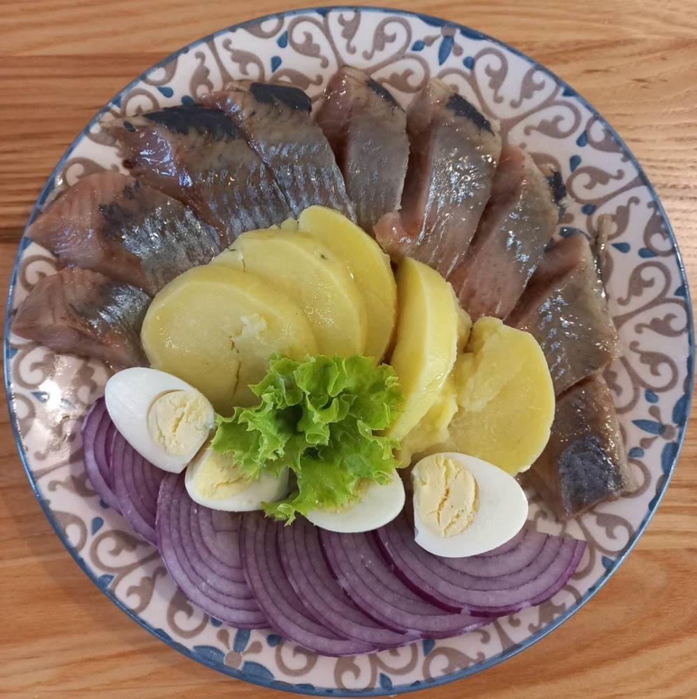 Оселедець з цибулею