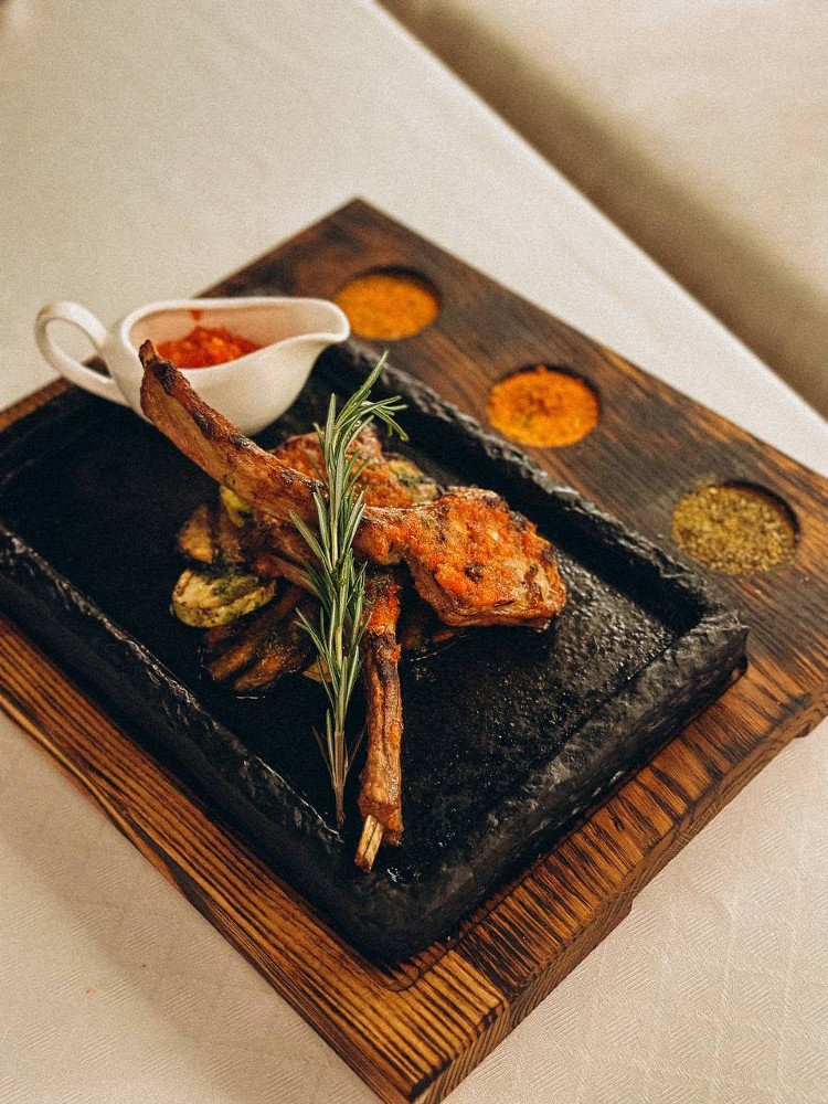 Каре теля з аджикою