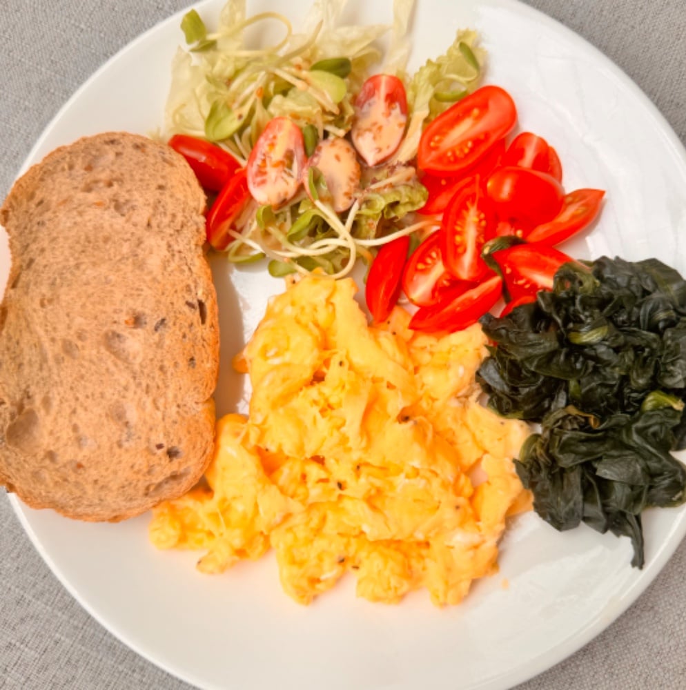 Scramble with cherry tomatoes and spinach 