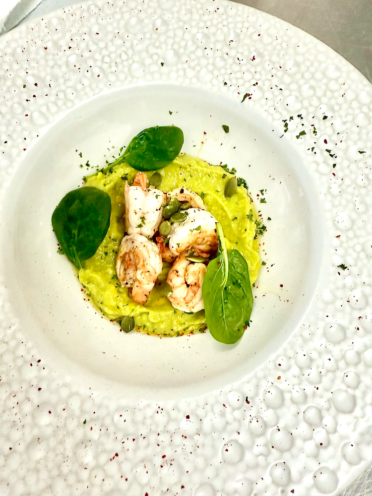 Fried Shrimp with Guacamole (กุ้งย่างกับซอสกัวคาโมเล่)