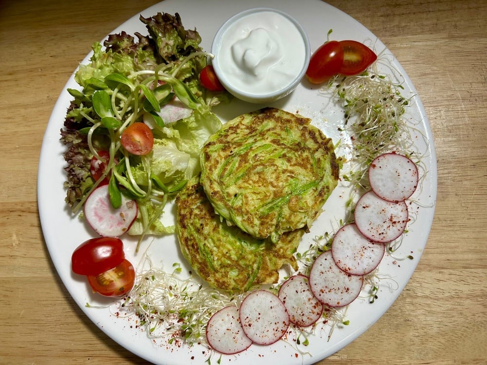 Zucchini fritters with sour cream