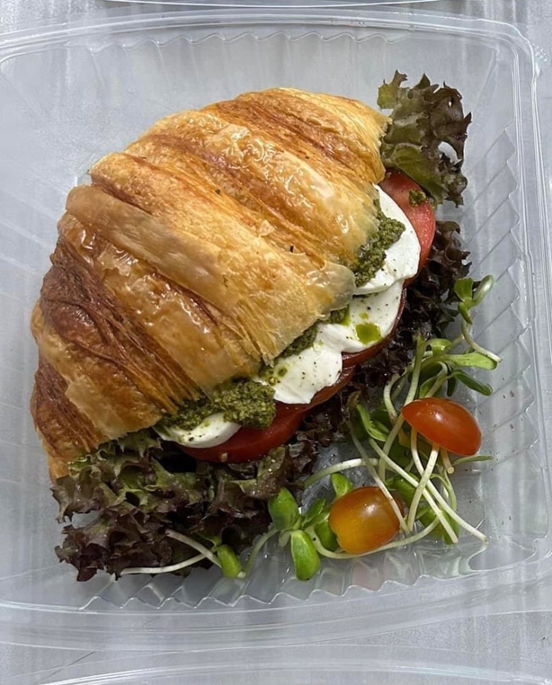 Croissant with mozzarella, tomato and pesto 