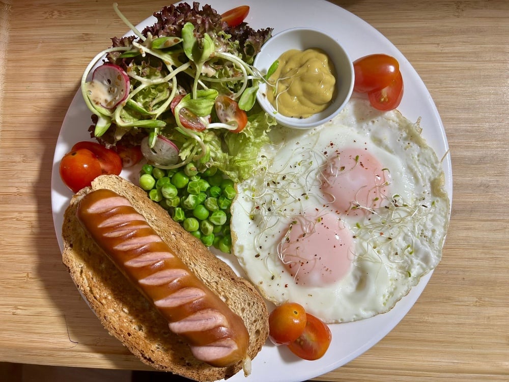 Fried eggs with green peas and sausage 