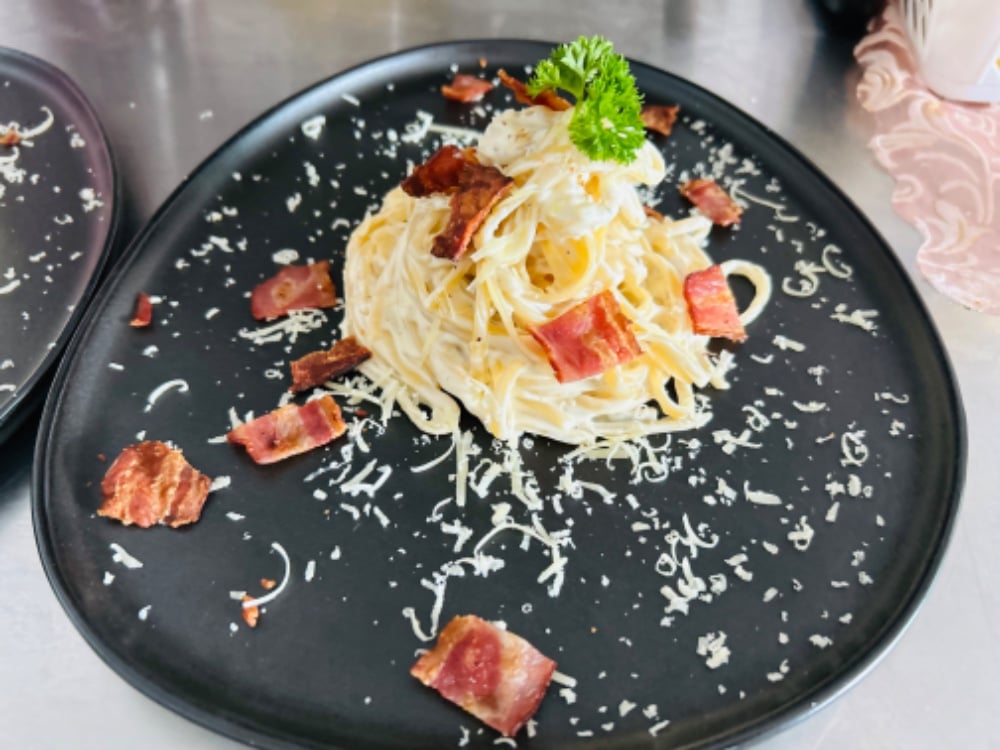 Classic carbonara pasta