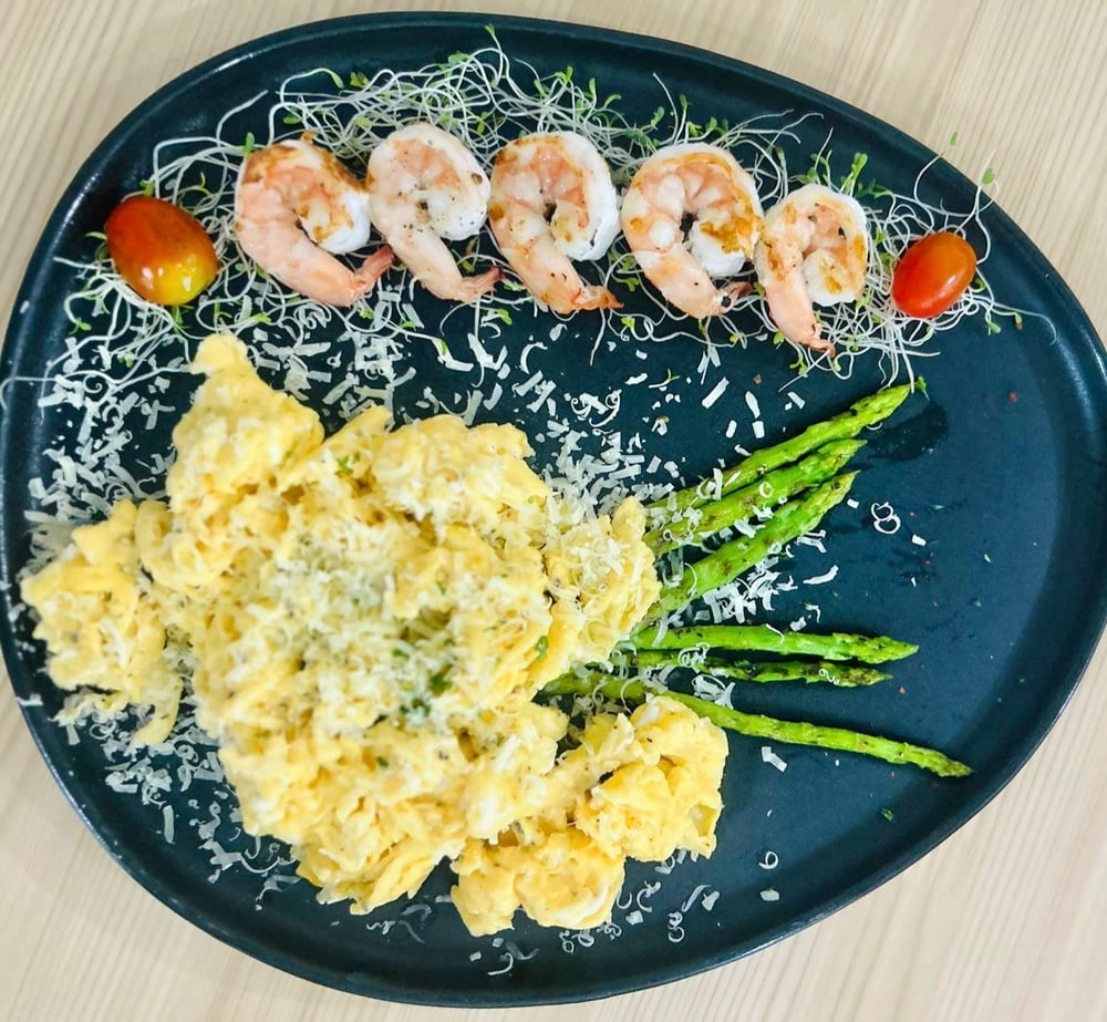 Scramble Eggs Asparagus with Shrimps and Parmesan 