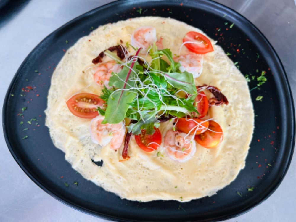 Omelette with shrimp and avocado 