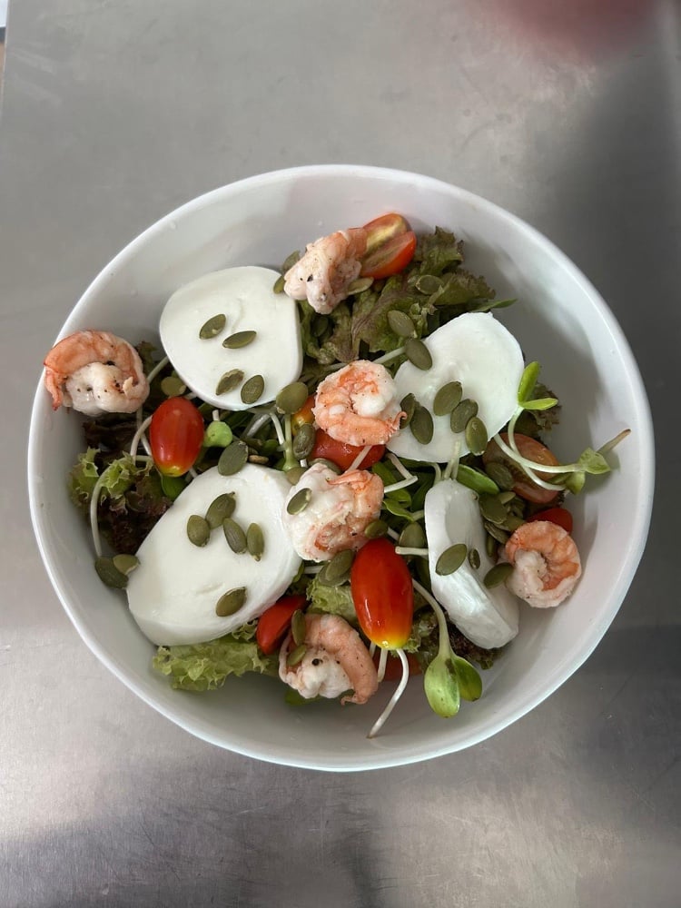 Green salad with shrimps, pumpkin seeds and mozzarella cheese