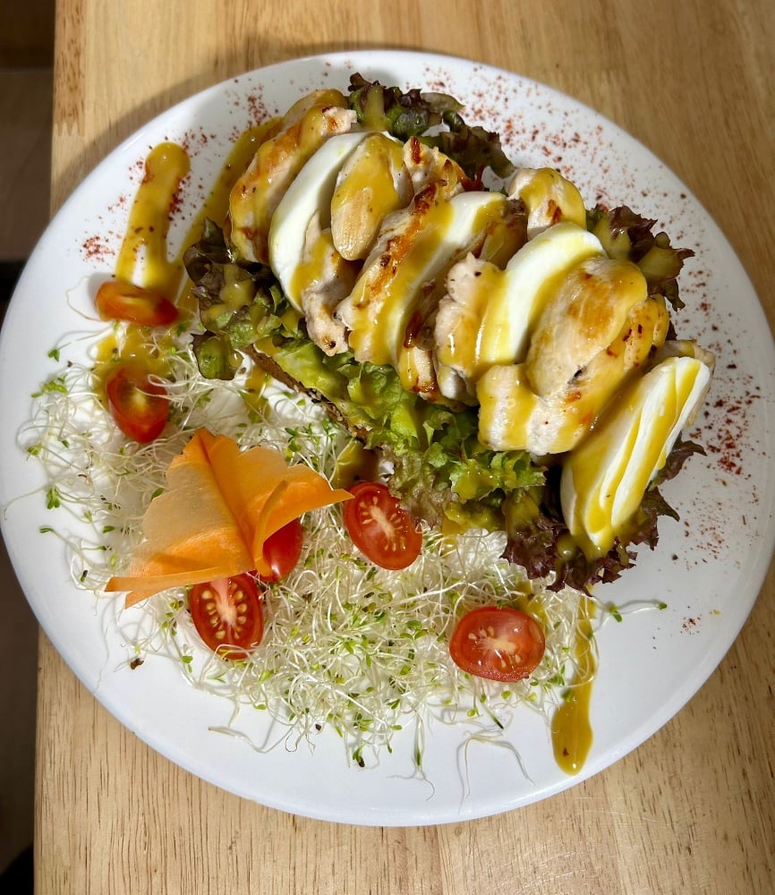 Bruschetta with chicken and mozzarella, dressed with honey mustard sauce 
