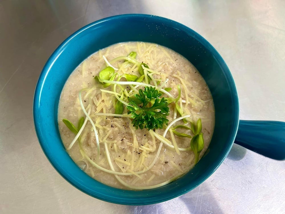 Oatmeal with parmesan and pepper, by default we cook on water