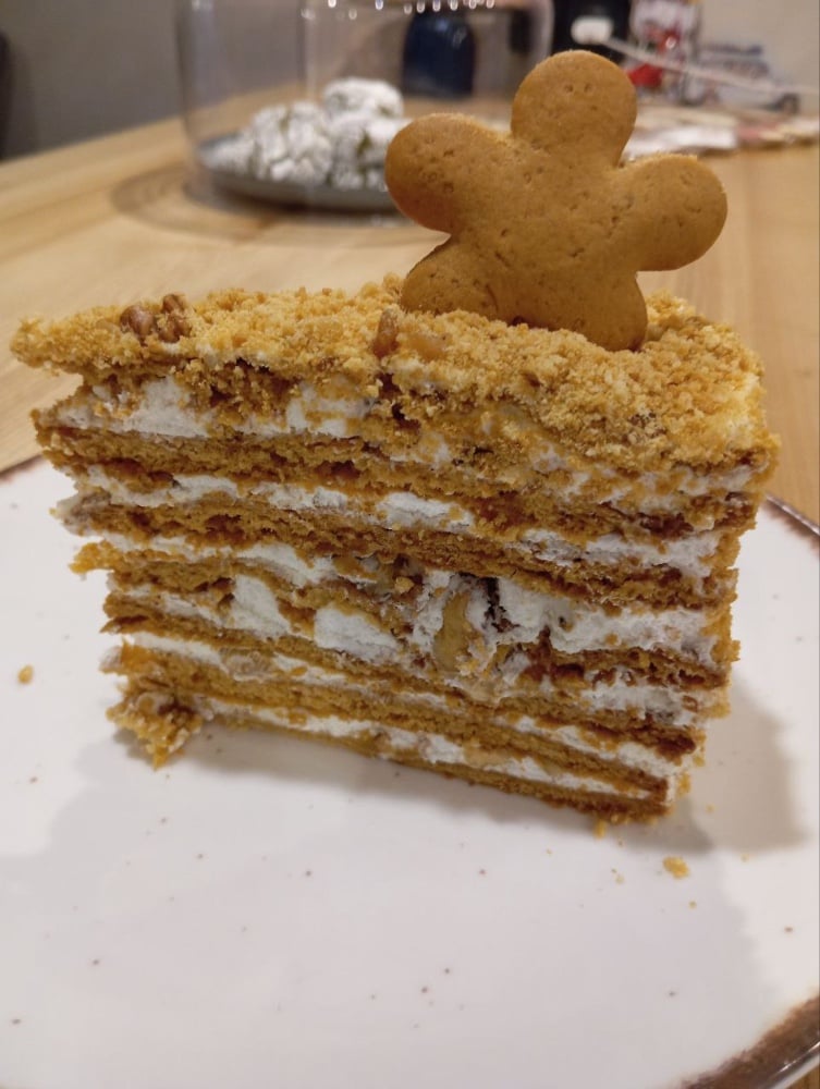 Медовик з горіхами