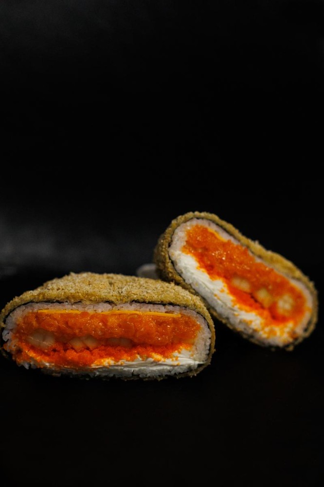 Суші бургер з лососем спайсі та грушею