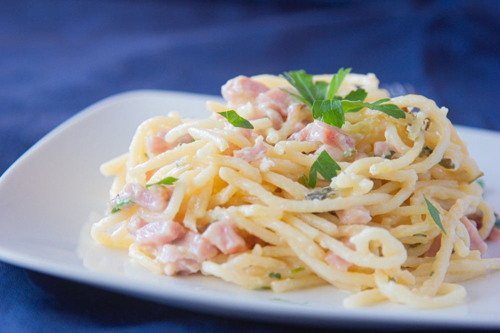 Pasta con crema y jamón